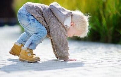 幼兒試圖站起來可能顯示出幼兒腦癱的跡象 幼兒試圖站起來可能顯示出幼兒腦癱的跡象