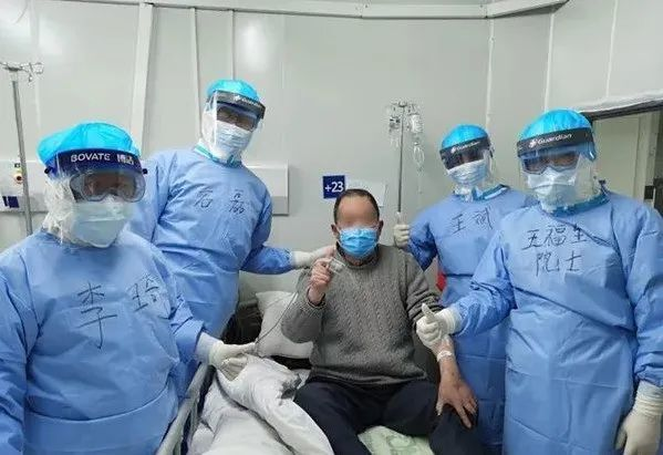 王福生院士和醫療人員 王福生院士和醫療人員