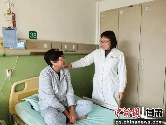 圖為聯(lián)勤保障部隊第940醫(yī)院血液科主任醫(yī)師張茜了解患者病情。