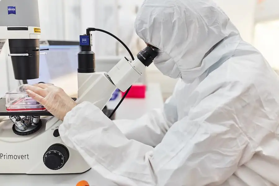 我們定期監(jiān)測神經(jīng)干細胞的狀況，以確保其活力和有效性。