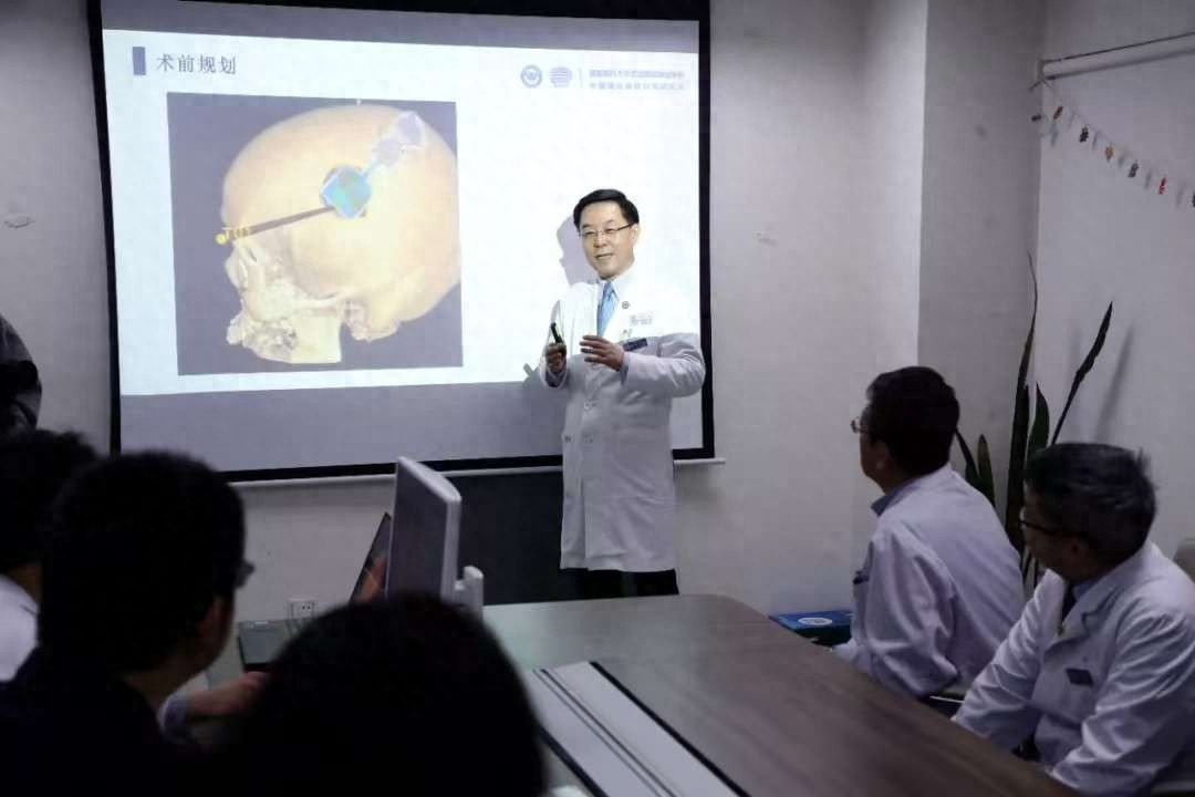 全球首例無線植入式中文語言腦機接口,成功幫助因漸凍癥導致失語的患者重建交流能力 全球首例無線植入式中文語言腦機接口,成功幫助因漸凍癥導致失語的患者重建交流能力