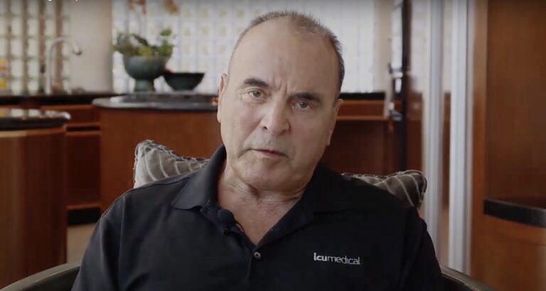 喬治·洛佩茲 (George Lopez),他支付了200萬美元的支票來資助早期實(shí)驗(yàn)。 喬治·洛佩茲 (George Lopez),他支付了200萬美元的支票來資助早期實(shí)驗(yàn)。